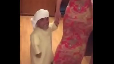 ARABIAN girl HAS lovemaking WITH DWARF MIDGET enano suertudo